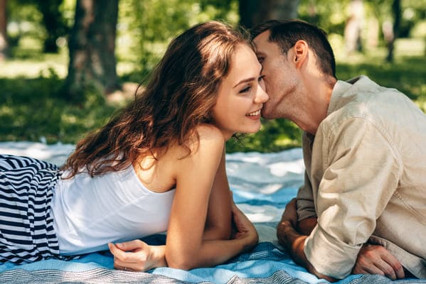 Pourquoi les relations modernes deviennent plus discrètes et plus élégantes